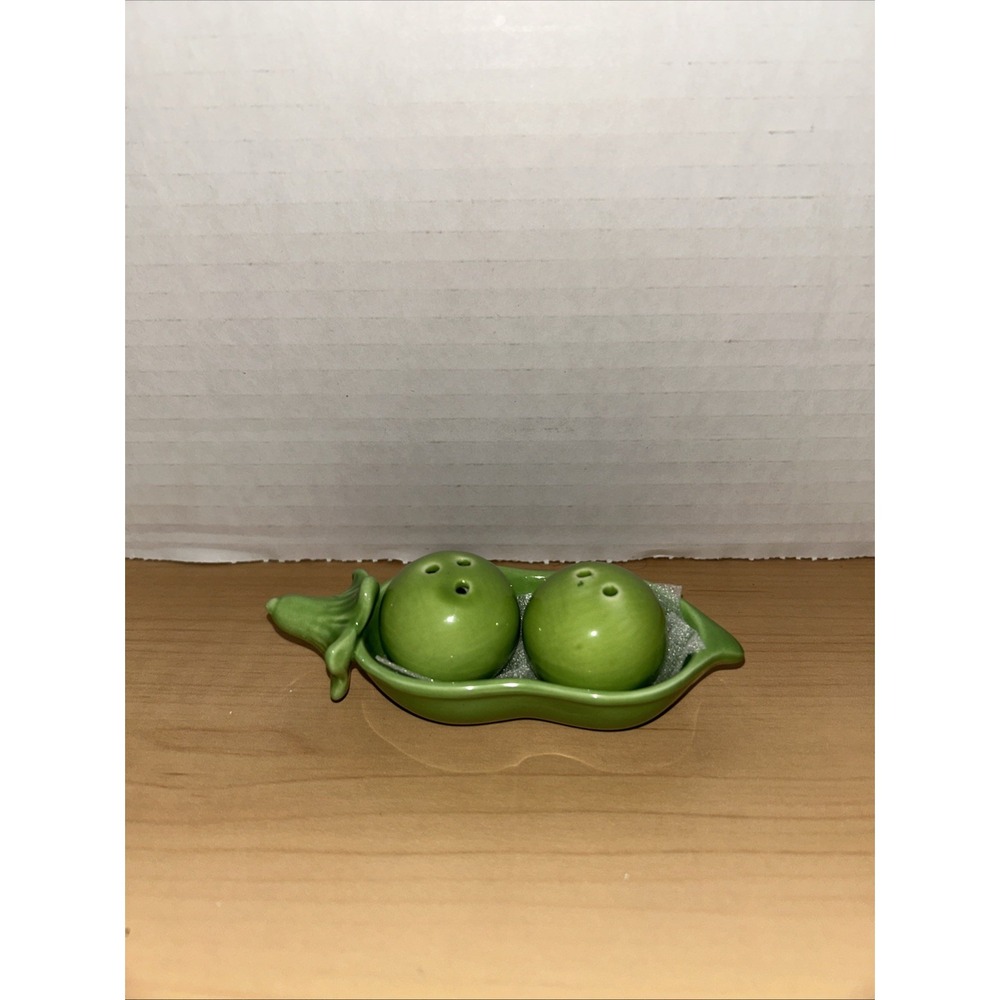 Two Peas in a Pod Salt and Pepper Shakers Ceramics‎